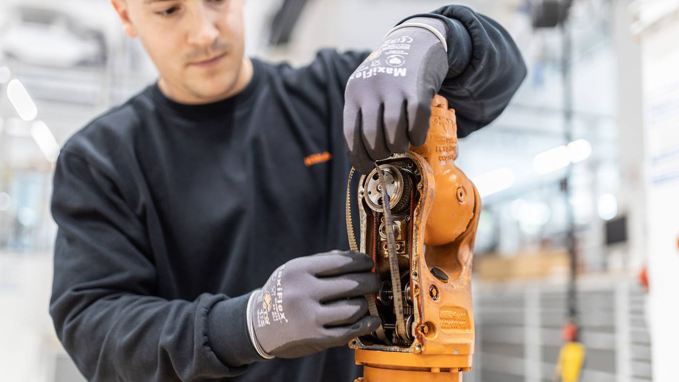 KUKA Used Robots are a cost-efficient way to start your automation projects.