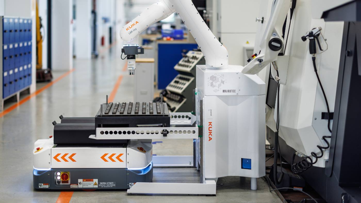 Mobiler Roboter liefert Material an MAIROFlex iisy zur Bestückung der CNC-Fräsmaschine.