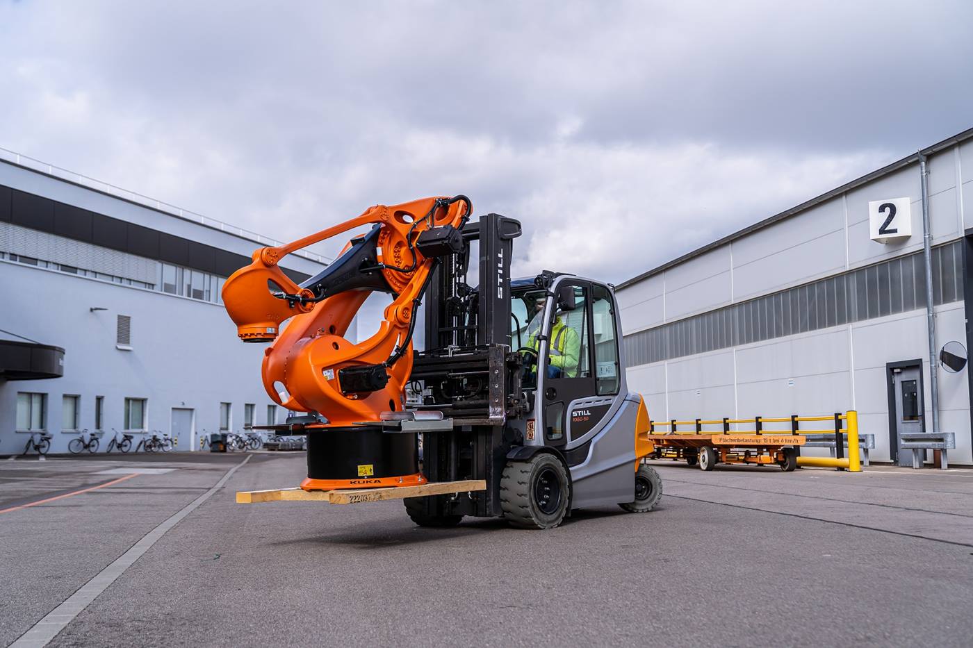 KUKA 125: KUKA Roboter being loaded by a forklift at the Augsburg plant site in 2022. 