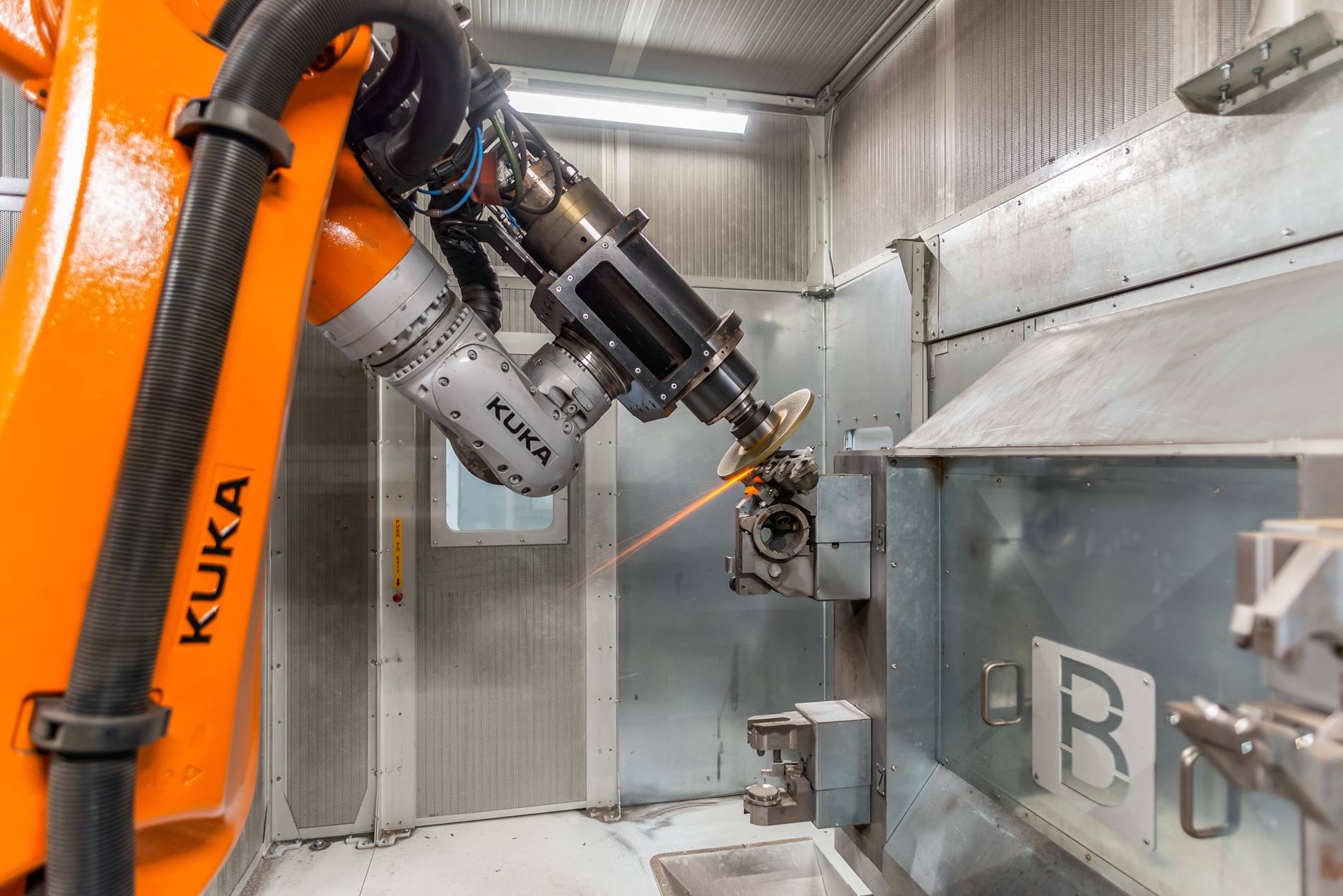 Roboterbasierte Nachbearbeitung von Bauteilen in der Metallbearbeitung.