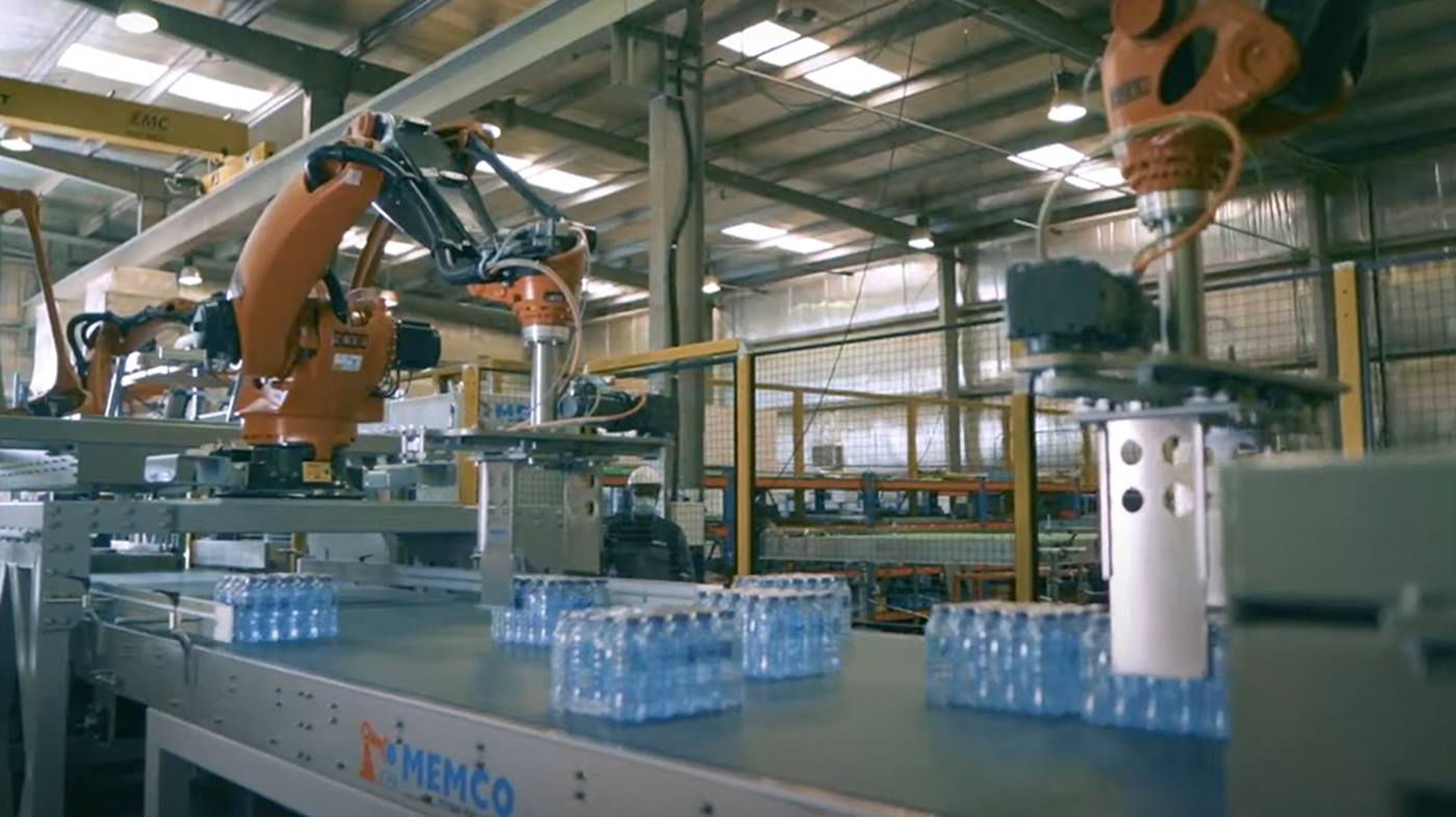 KUKA robots palletiseren waterflessen