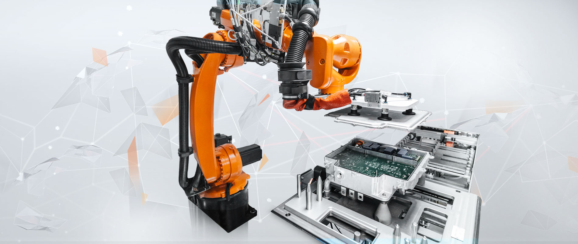 Roboter fertigen Automobilelektronik