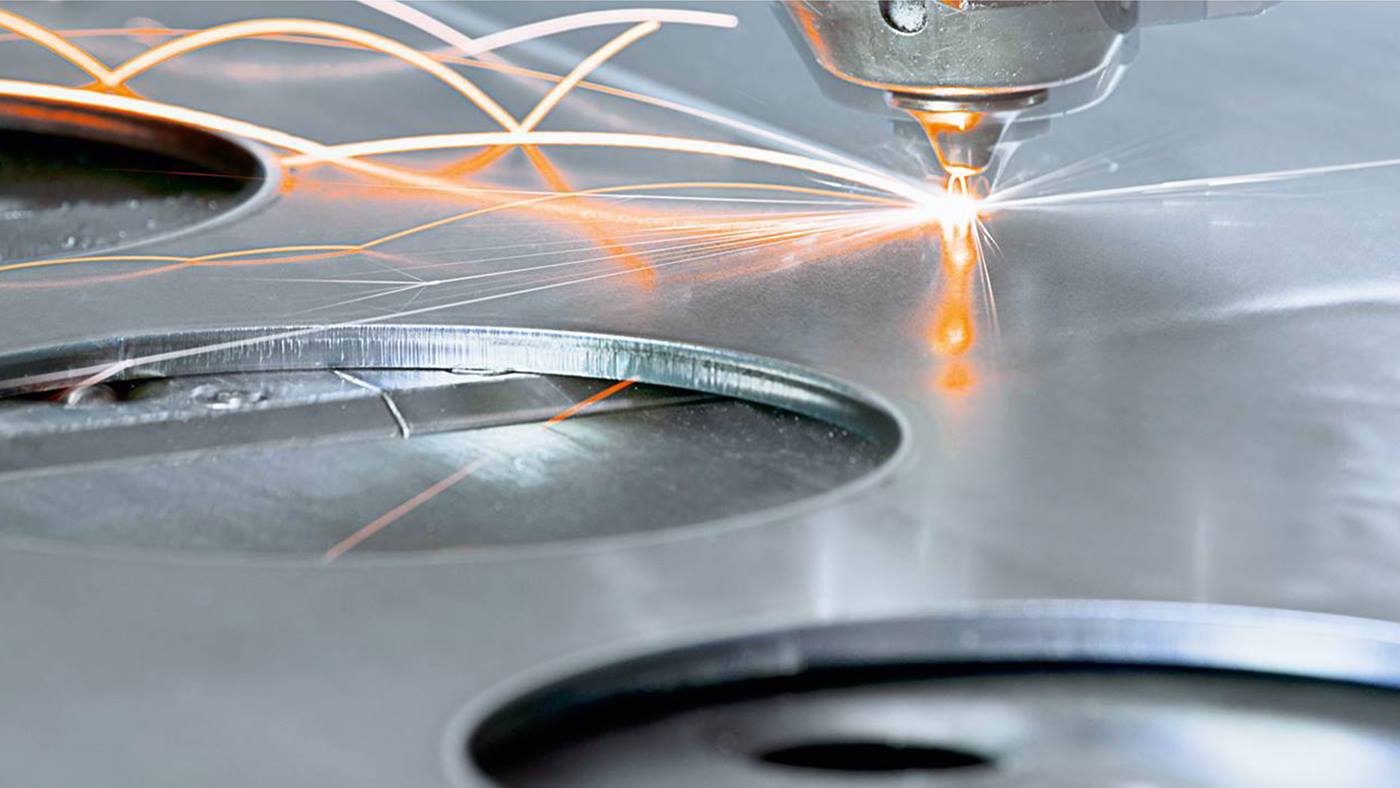 KUKA bietet das volle Portfolio an Lösungen für die Metallindustrie