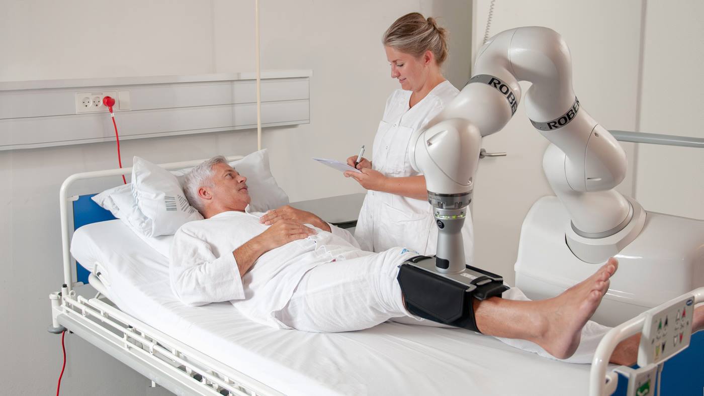 Der Rehabilitationroboter ROBERT von Life Science Robotics therapiert Extremitäten des Patienten