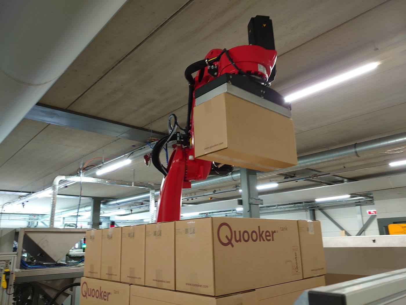 KUKA robot palletiseert bij Quooker