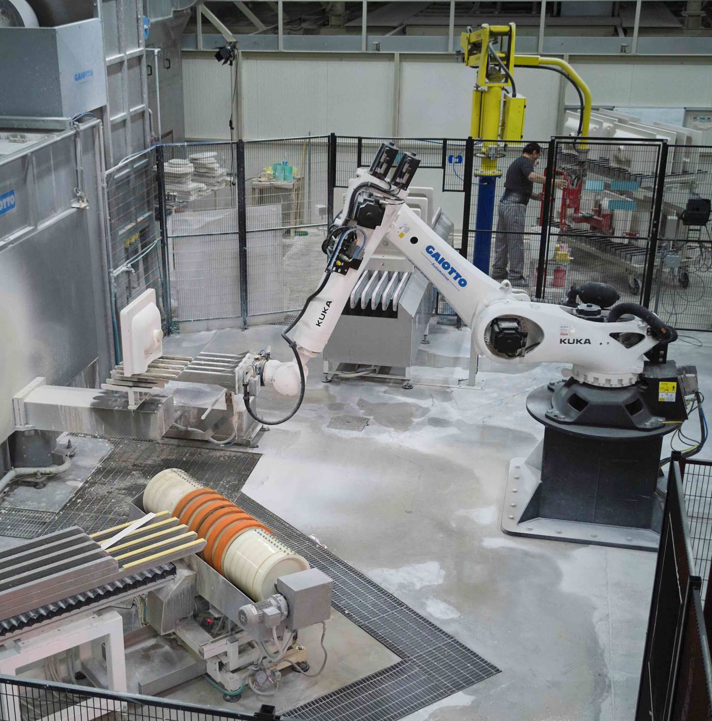 Linea di produzione automatizzata con robot KUKA e impianti Sacmi per la ceramica Made in Italy