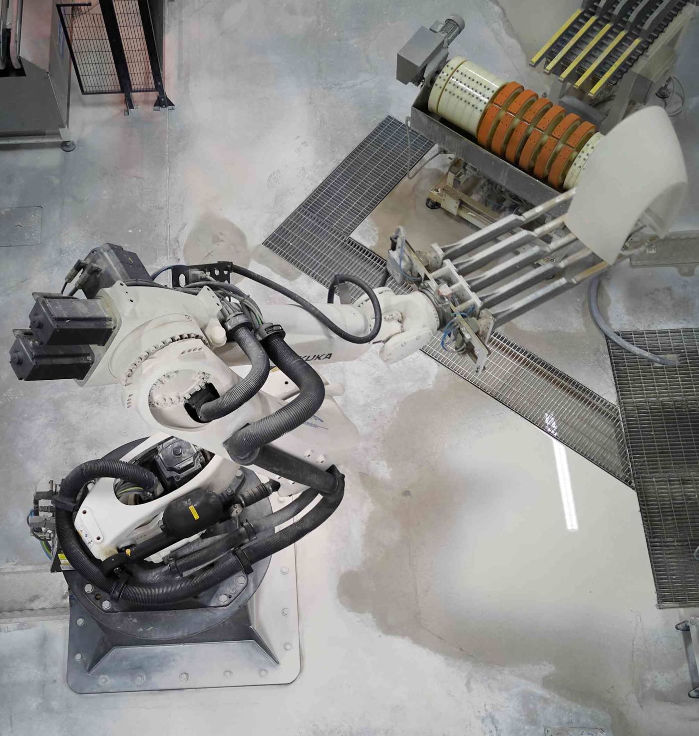 Movimentazione interna automatizzata: robot KUKA trasferiscono pezzi tra le fasi produttive