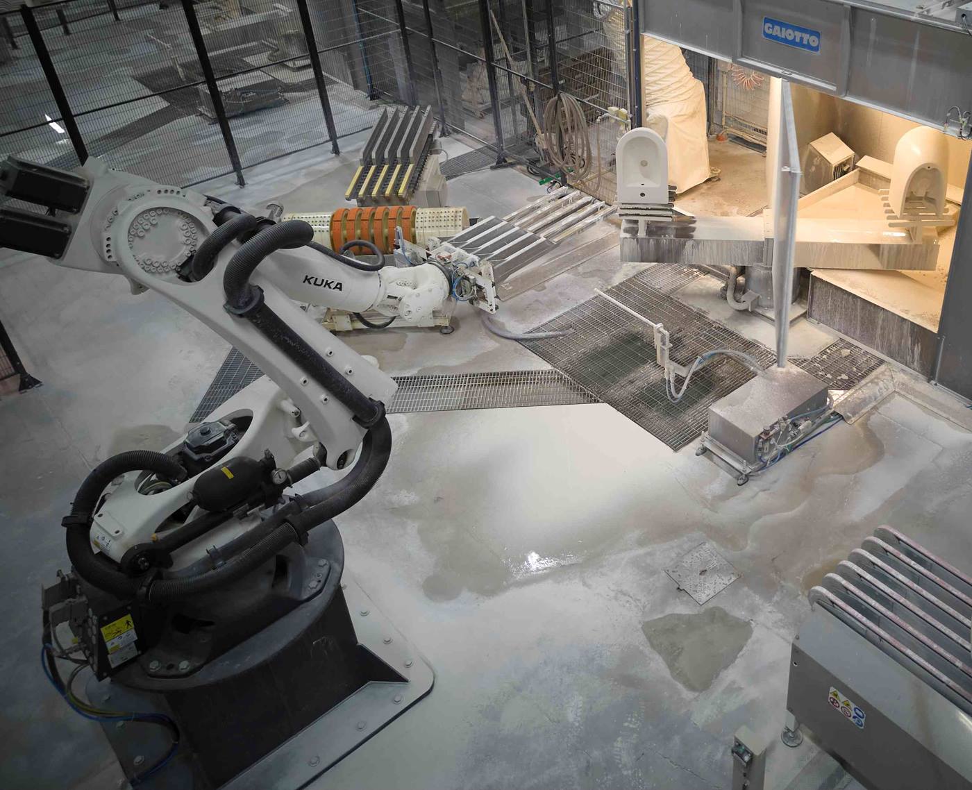 Operatori GSI Ceramica durante la manutenzione dei robot, formazione personalizzata con KUKA