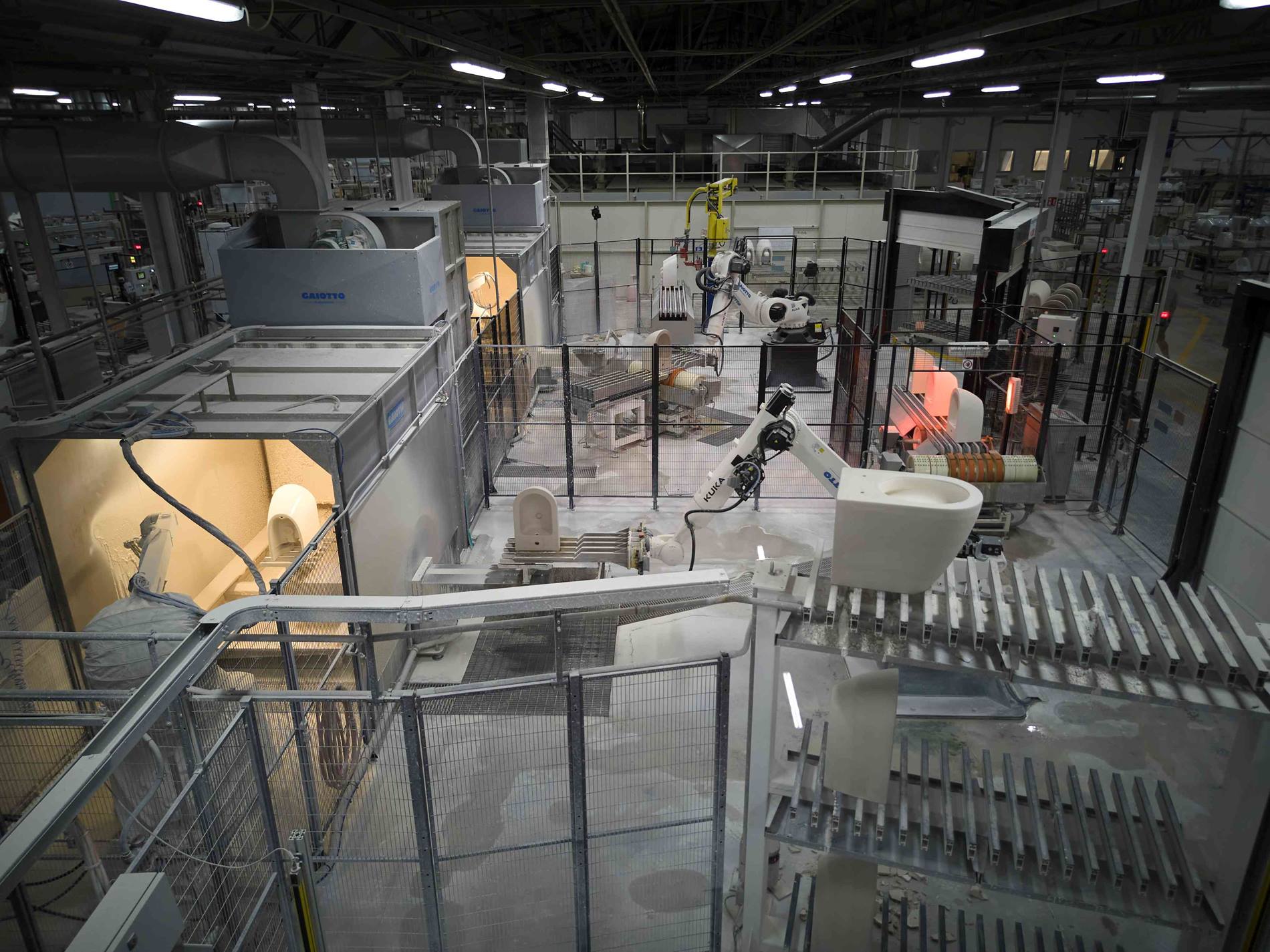 Robot KUKA in azione nel reparto di colaggio ceramico presso GSI Ceramica