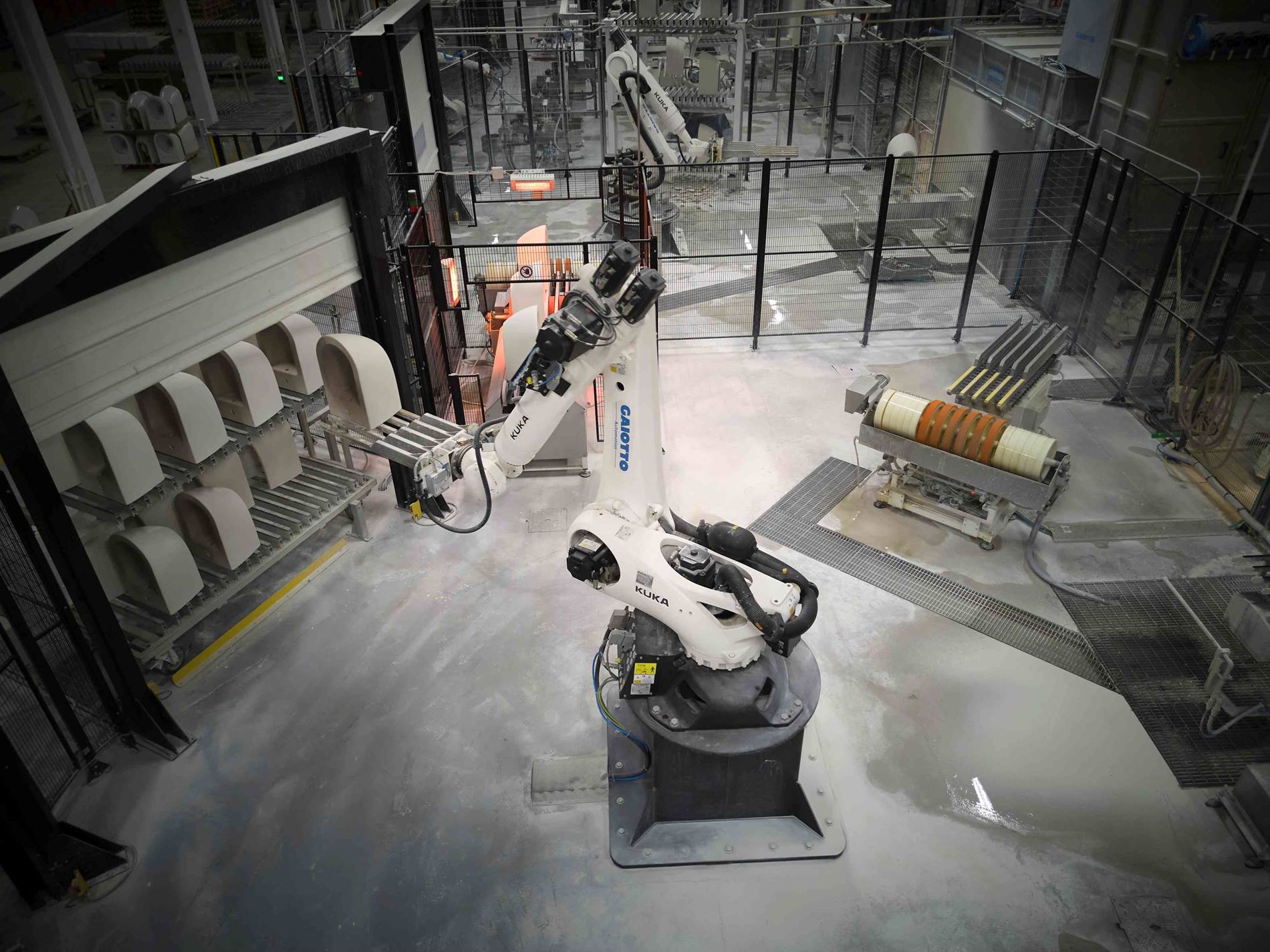 Squadra GSI Ceramica al lavoro con robotica avanzata, simbolo di passione e innovazione italiana