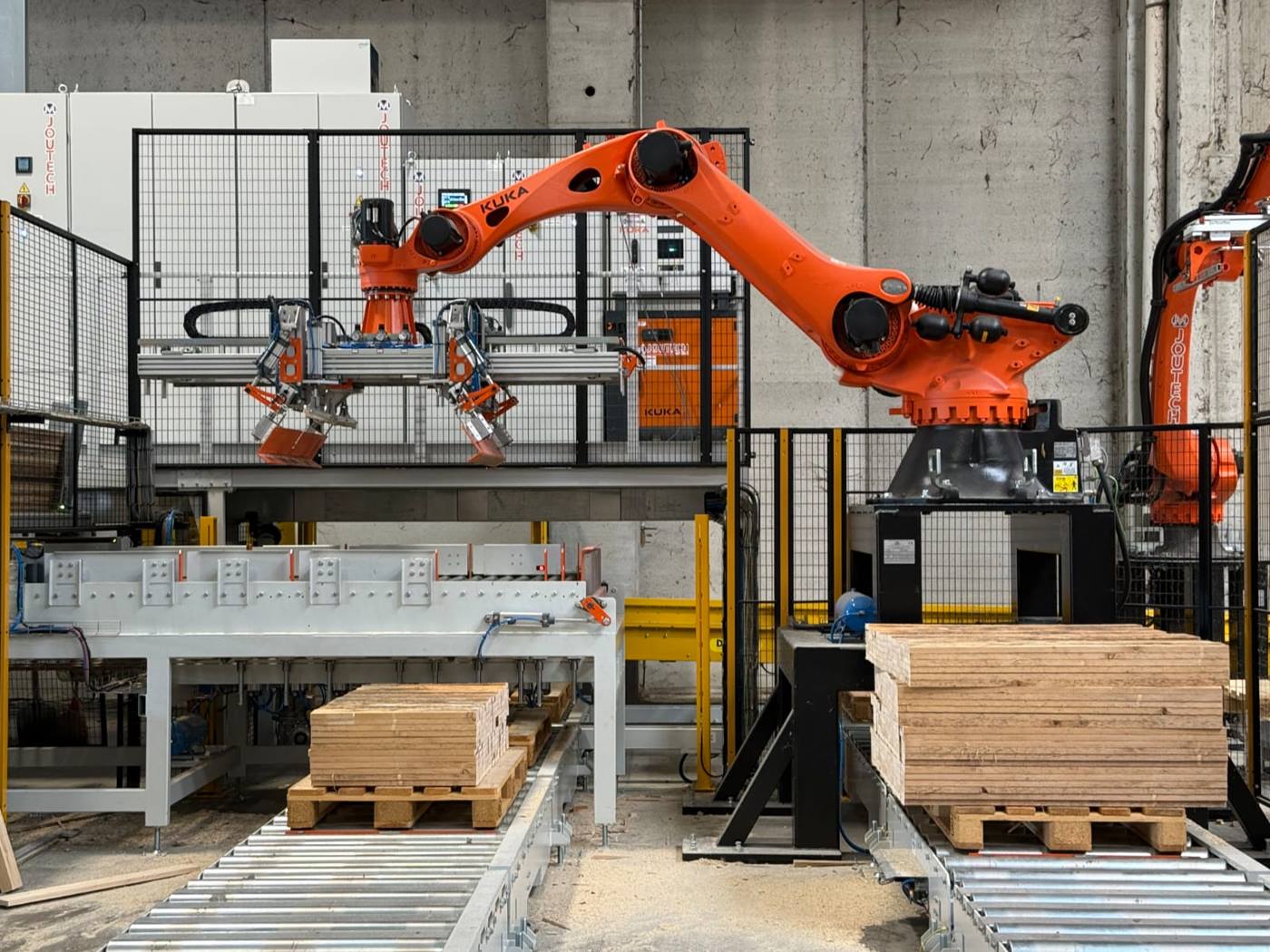 Stabilimento Bedogna a Dosolo con linee automatizzate e robot KUKA per la produzione di pallet fuori standard