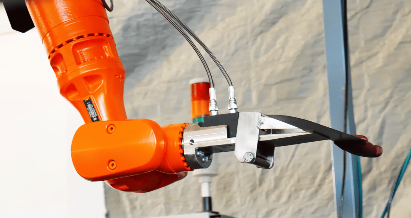 Impianto automatizzato per affilatura coltelli con visione artificiale e robot KUKA