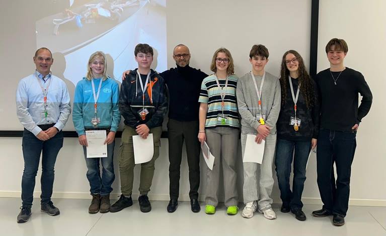 Ermanno Delogu, CEO di KUKA Roboter Italia e gli studenti