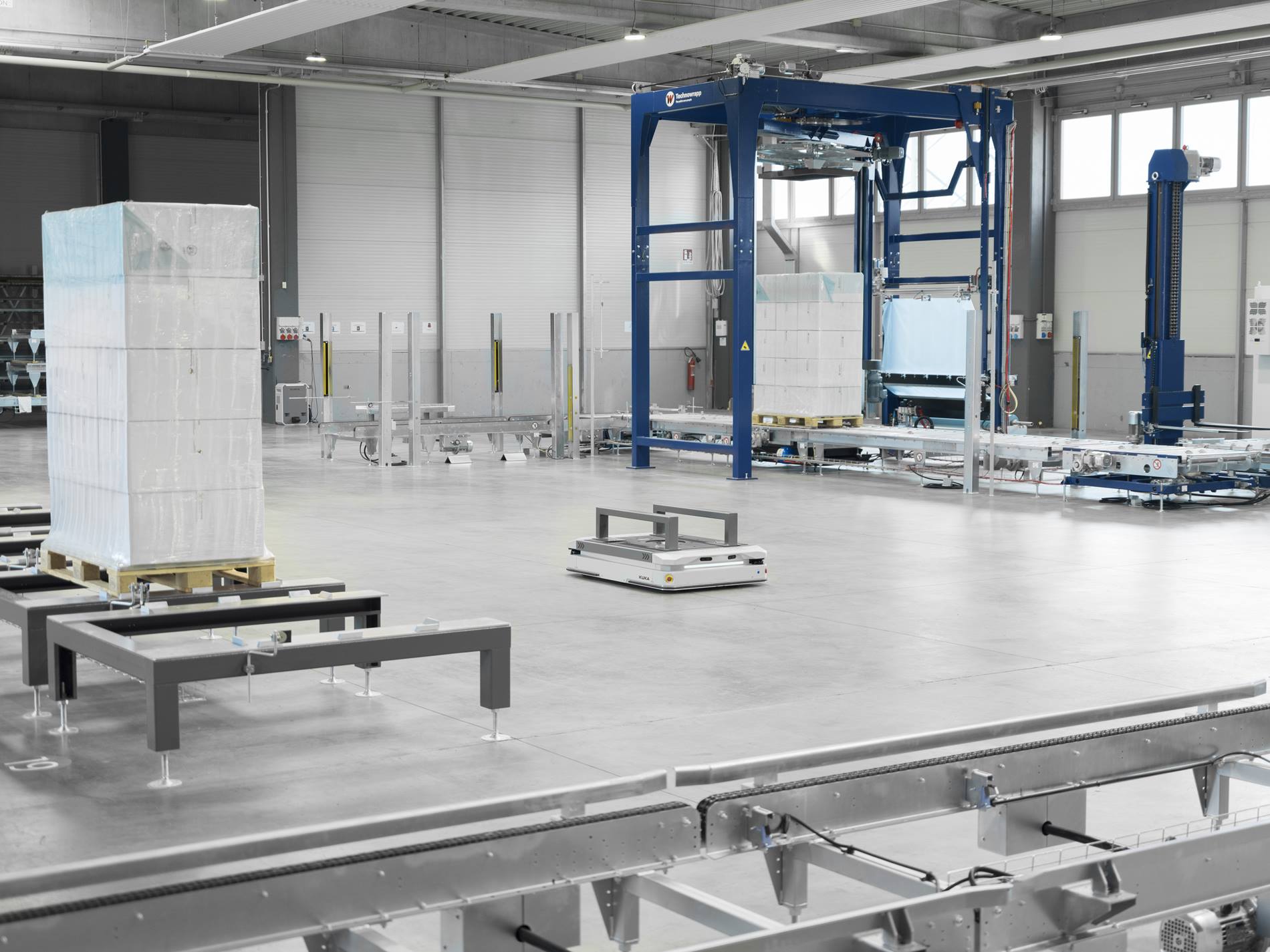 AMR integrated in end‑of‑line intralogistics system
