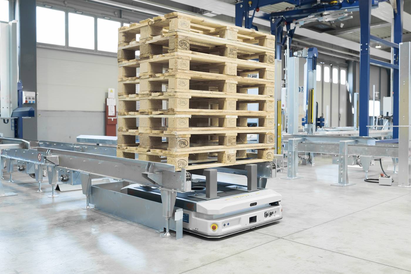 Autonomous mobile robot handling pallets