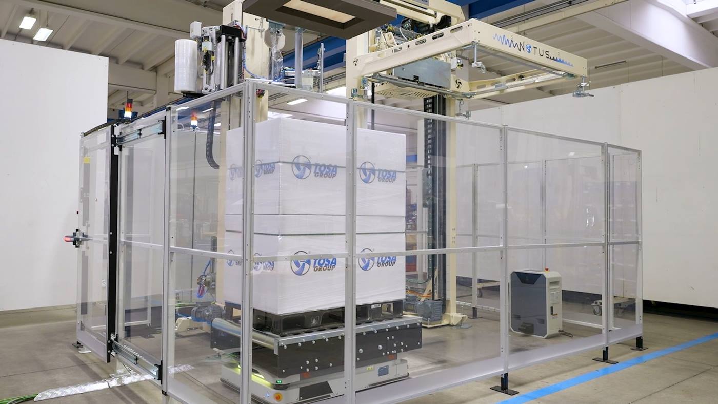 TOSA transforms pallet load stabilization: KUKA AMRs as rotating platforms for end-of-line packaging