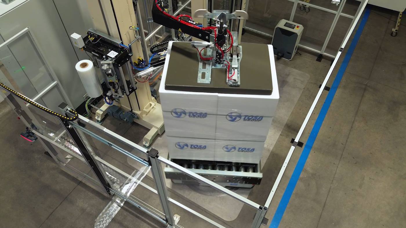 TOSA transforms pallet load stabilization: KUKA AMRs as rotating platforms for end-of-line packaging