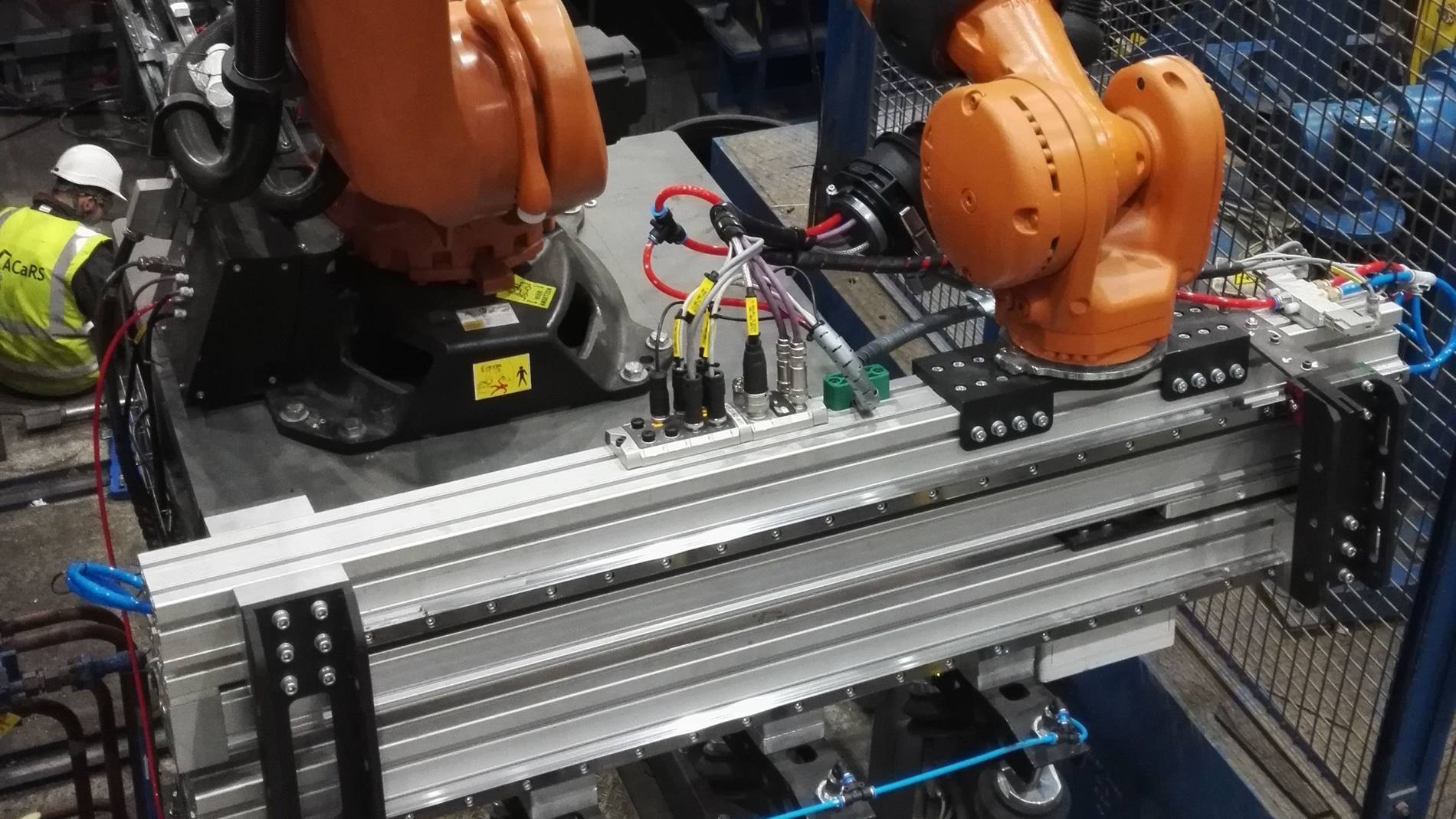 Robot KUKA zintegrowany w hucie przez ACaRS