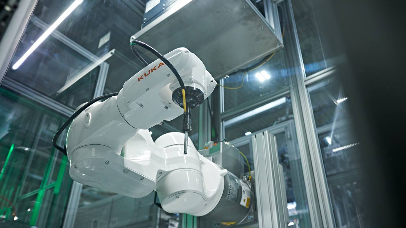 Roboty KUKA biorą udział w produkcji pokryw silnikowych w fabryce Bruss Polska