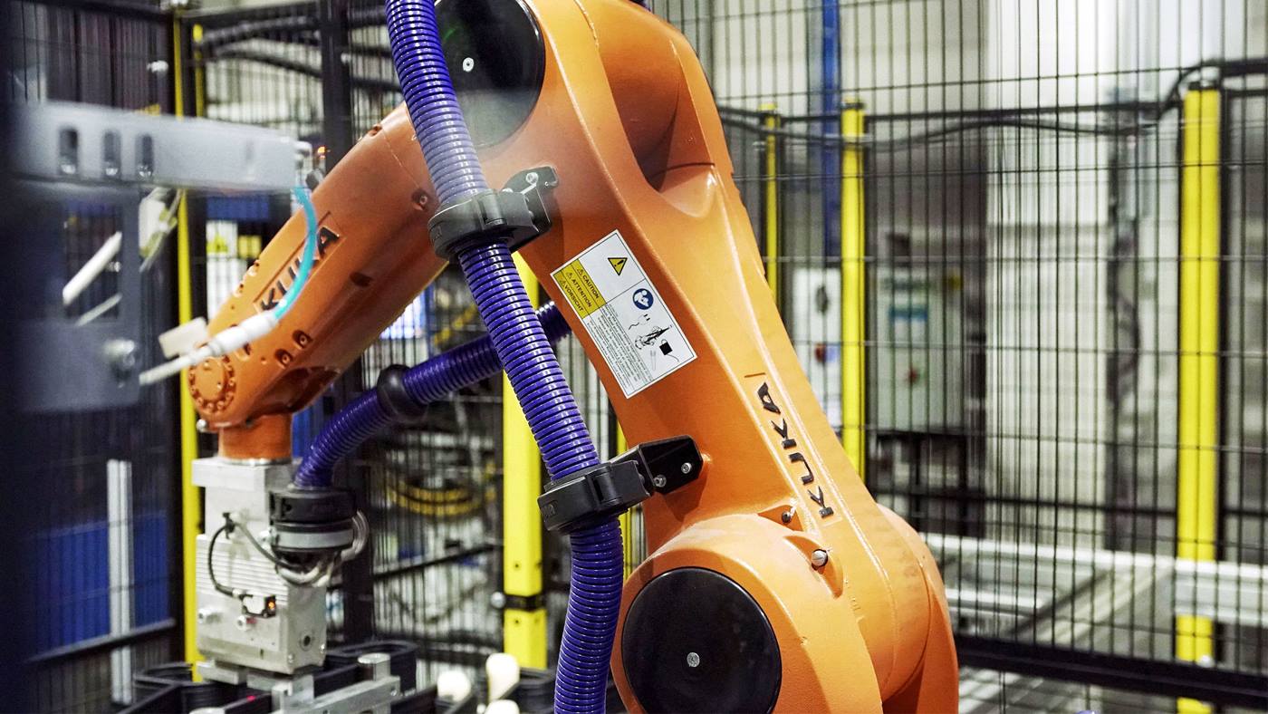 Robot z serii KR Agilus pracujący w fabryce Hanplast