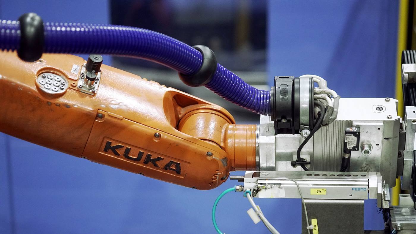Robot KR Agilus pracujący z maszyną w fabryce Hanplast