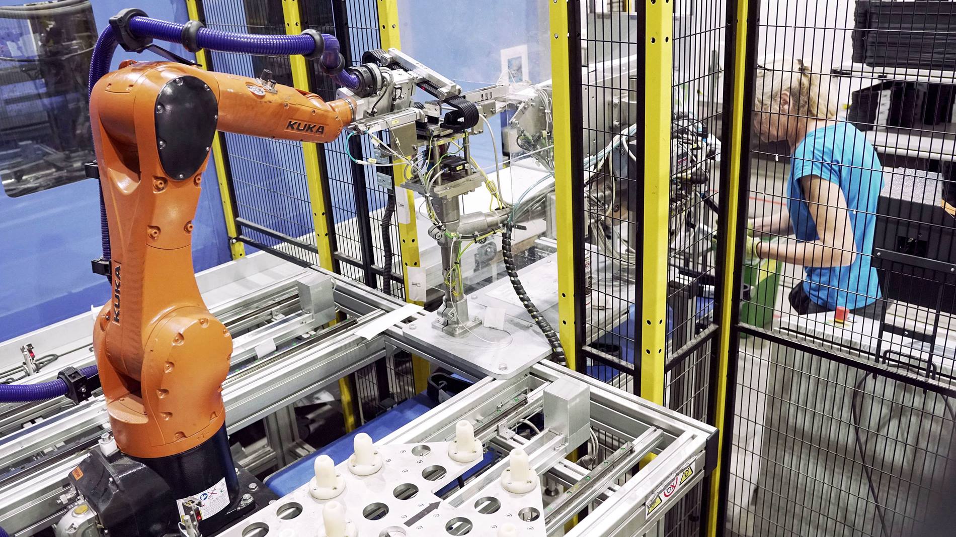 Maszyna do etykietowania pracuje w firmie Hanplast w oparciu o robota z serii KR Agilus