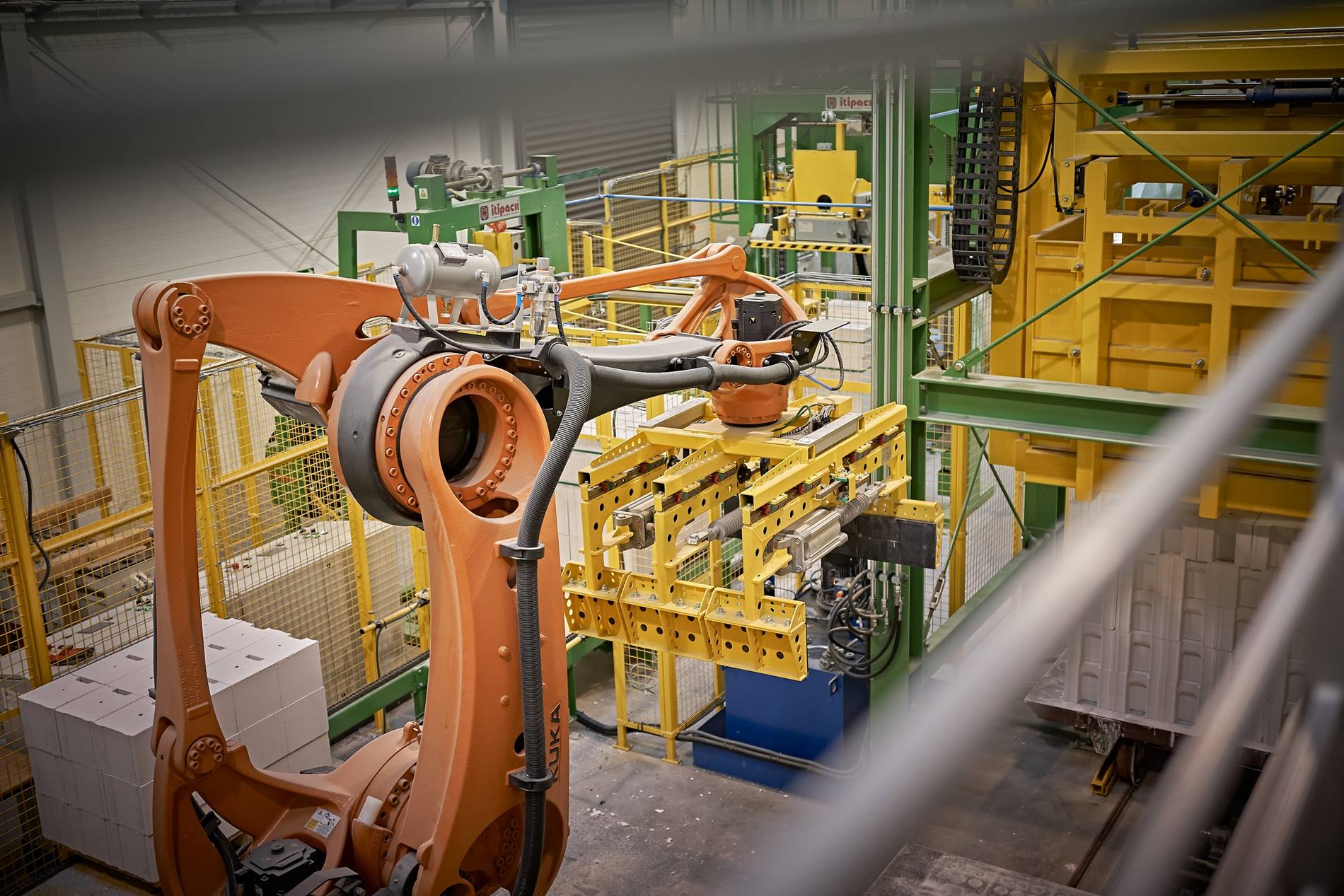 Robot KR 700 PA na linii produkcji wyrobów silikatowych