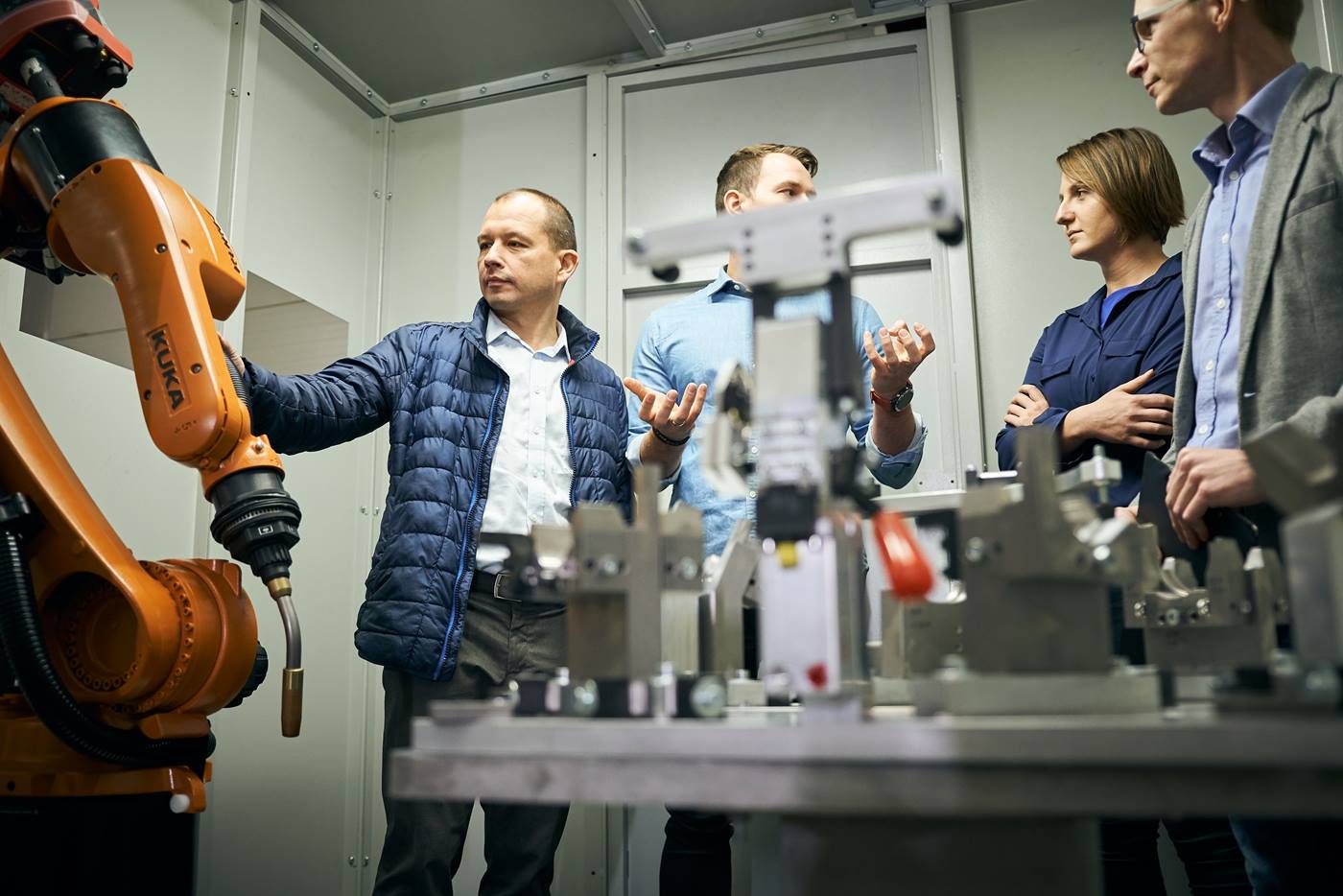 Robot KR Cybertech wraz z przedstawicielami KUKA oraz ZAPAMET