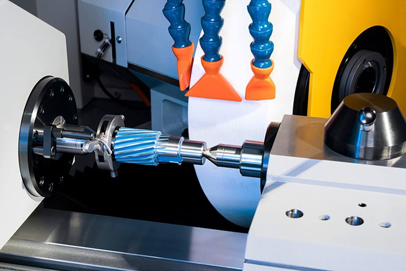 EMAG grinding machine with KUKA automation