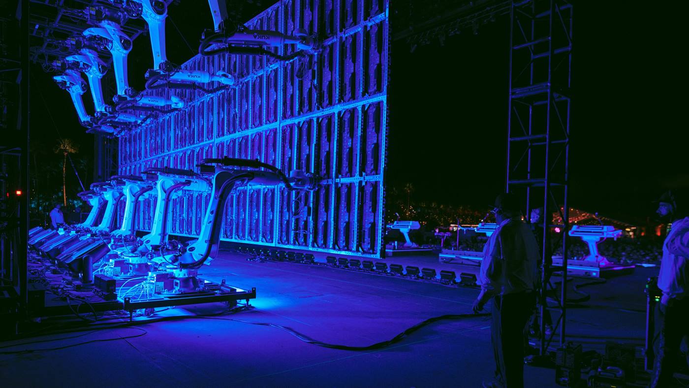 KR Quantec robots support the stage design of the artist Stromae