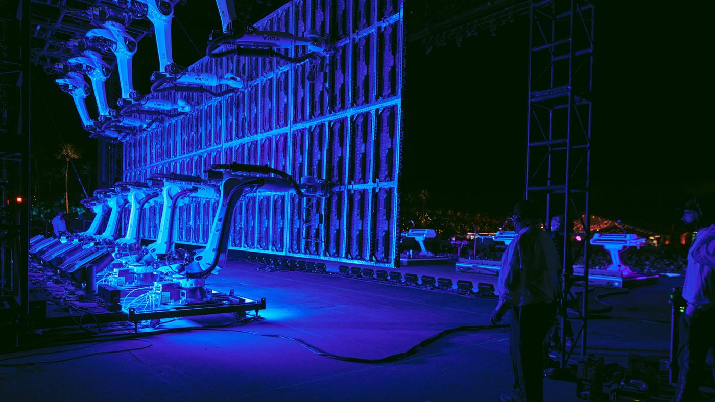 KR Quantec Roboter unterstützen das Bühnenbild des Künstlers Stromae