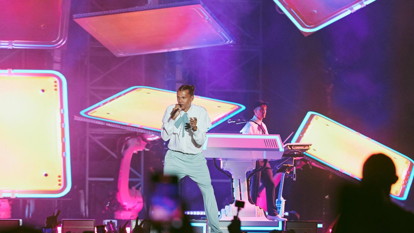 The artist Stromae performs on stage and with him ten KR Quantecs