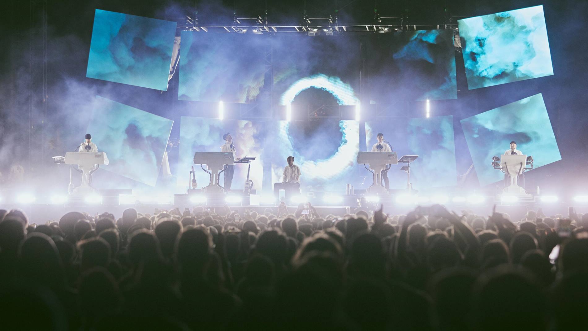 Stromae performs on stage together with the KUKA robots