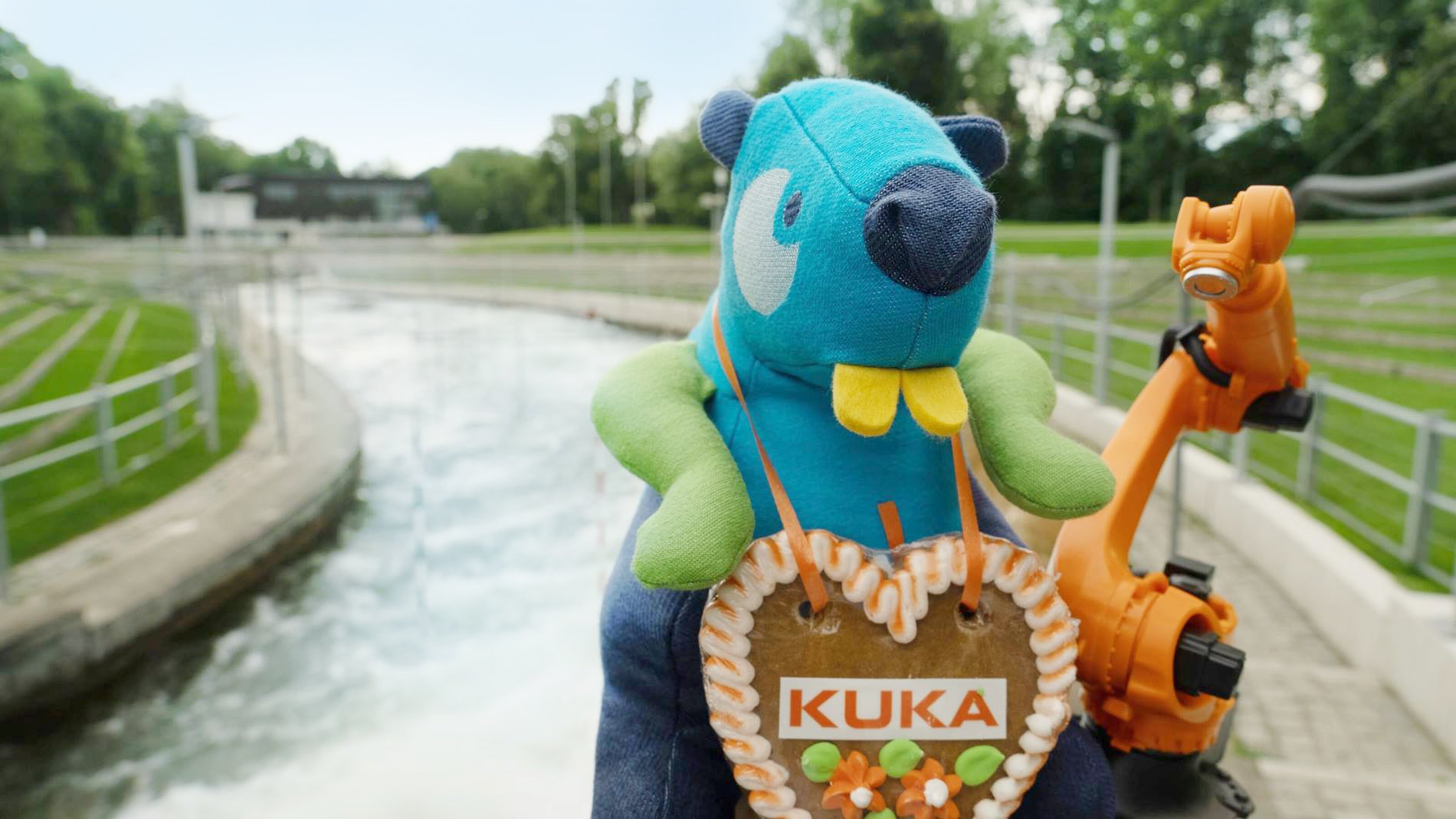Der Gustl und Roboter von KUKA beim Eiskanal in Augsburg zur Kanu-WM 2022. 