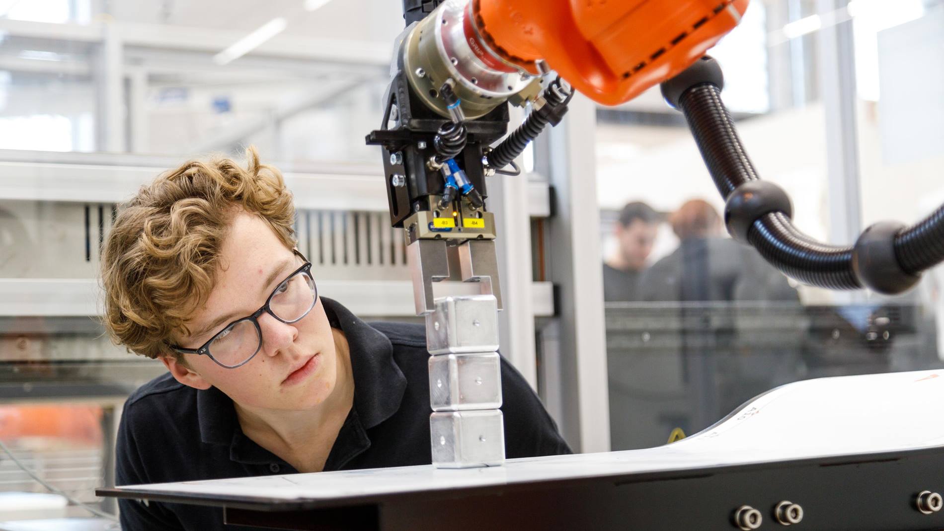 KUKA Verbundsstudenten arbeiten an Robotern