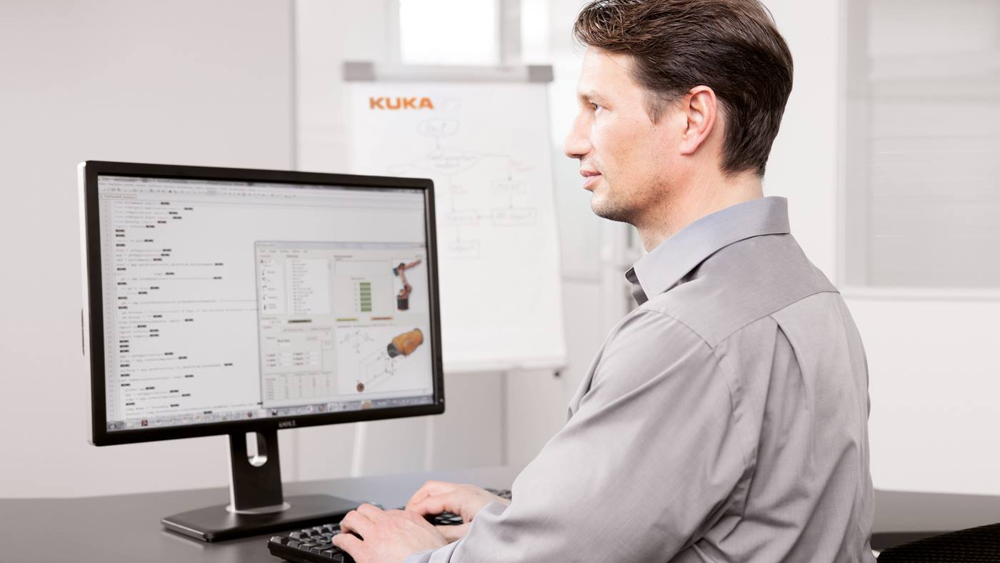 Die technische Beratung von KUKA. Mensch arbeitet am Computer.