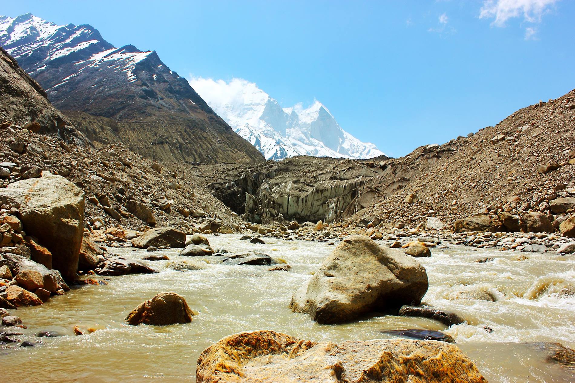Gaumukh - Wo der Gagotri-Gletscher zu schmelzen beginnt und der Fluss Ganges mit dem Bhagirathi-Gipfel im Hintergrund zu fließen beginnt, wurde das Foto von Gaumukh, Gagotri-Gletscher, Uttarakhand, Indien aufgenommen