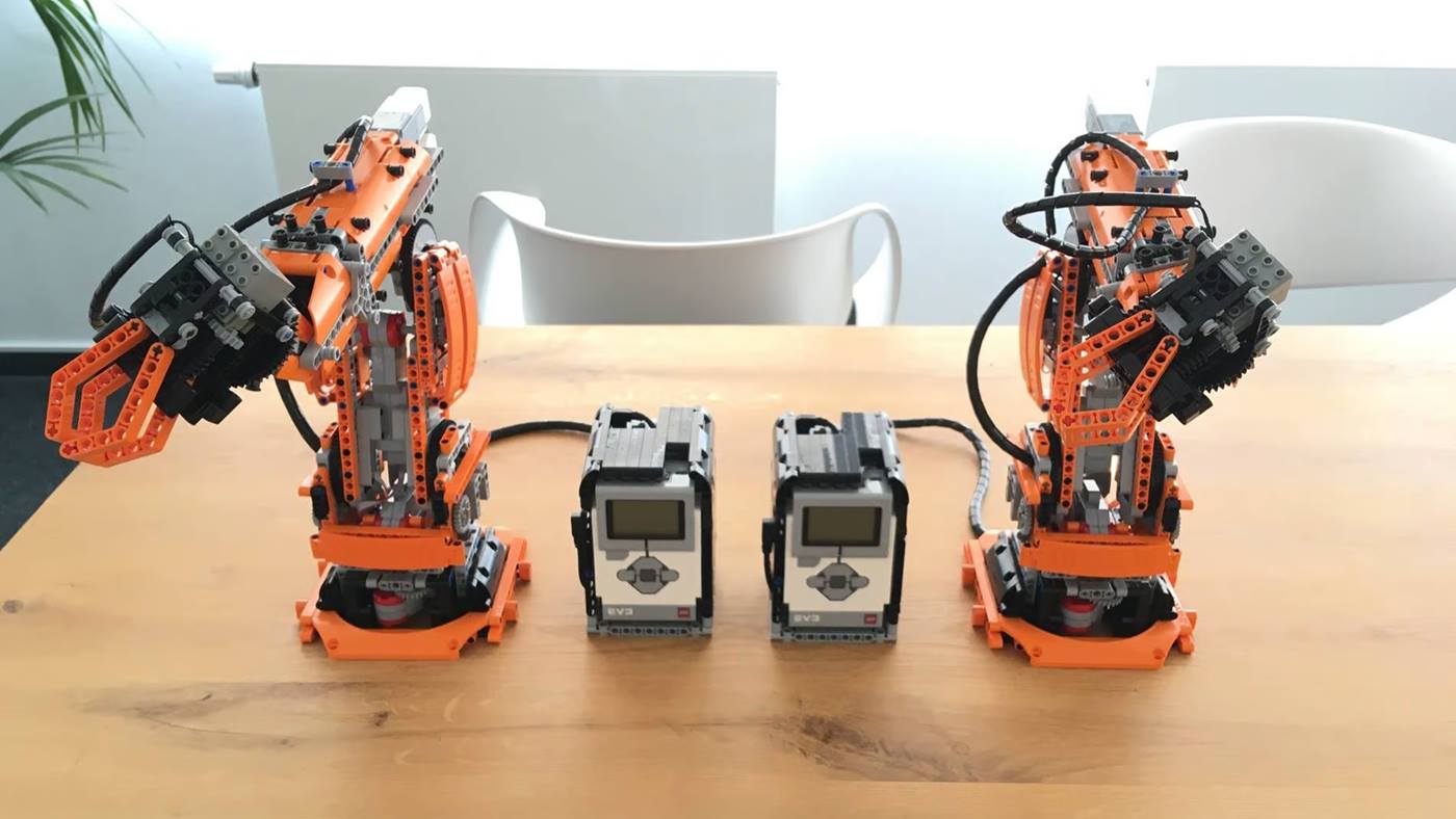 Zwei Baustein-Roboter stehen auf einem Tisch 