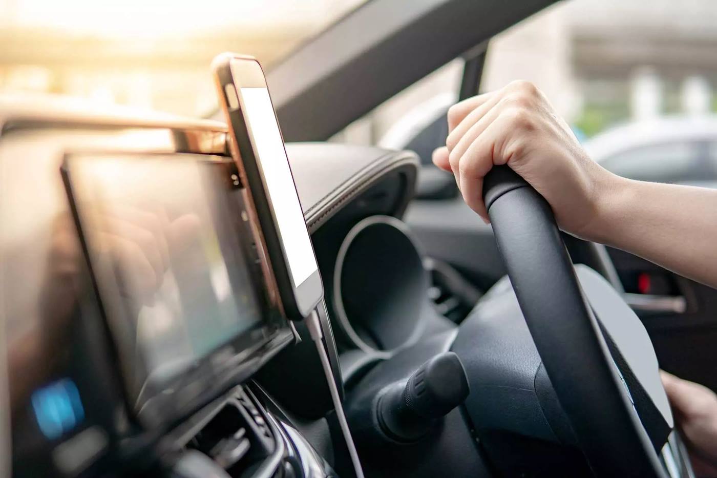 Blick in ein Auto Cockpit: Connected Cars sind längst keine Zukunftsphantasie, sondern Realität