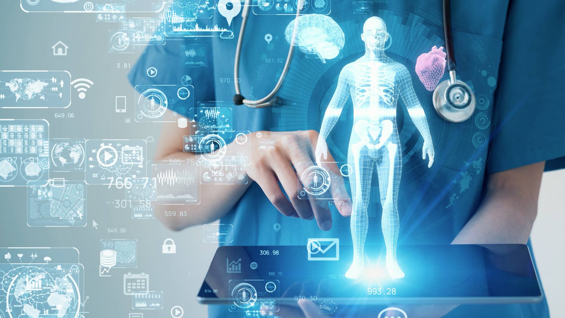 Ärztin hält ein Tablet in der Hand über das sie mit dem Internet of Medical Things verbunden ist. 