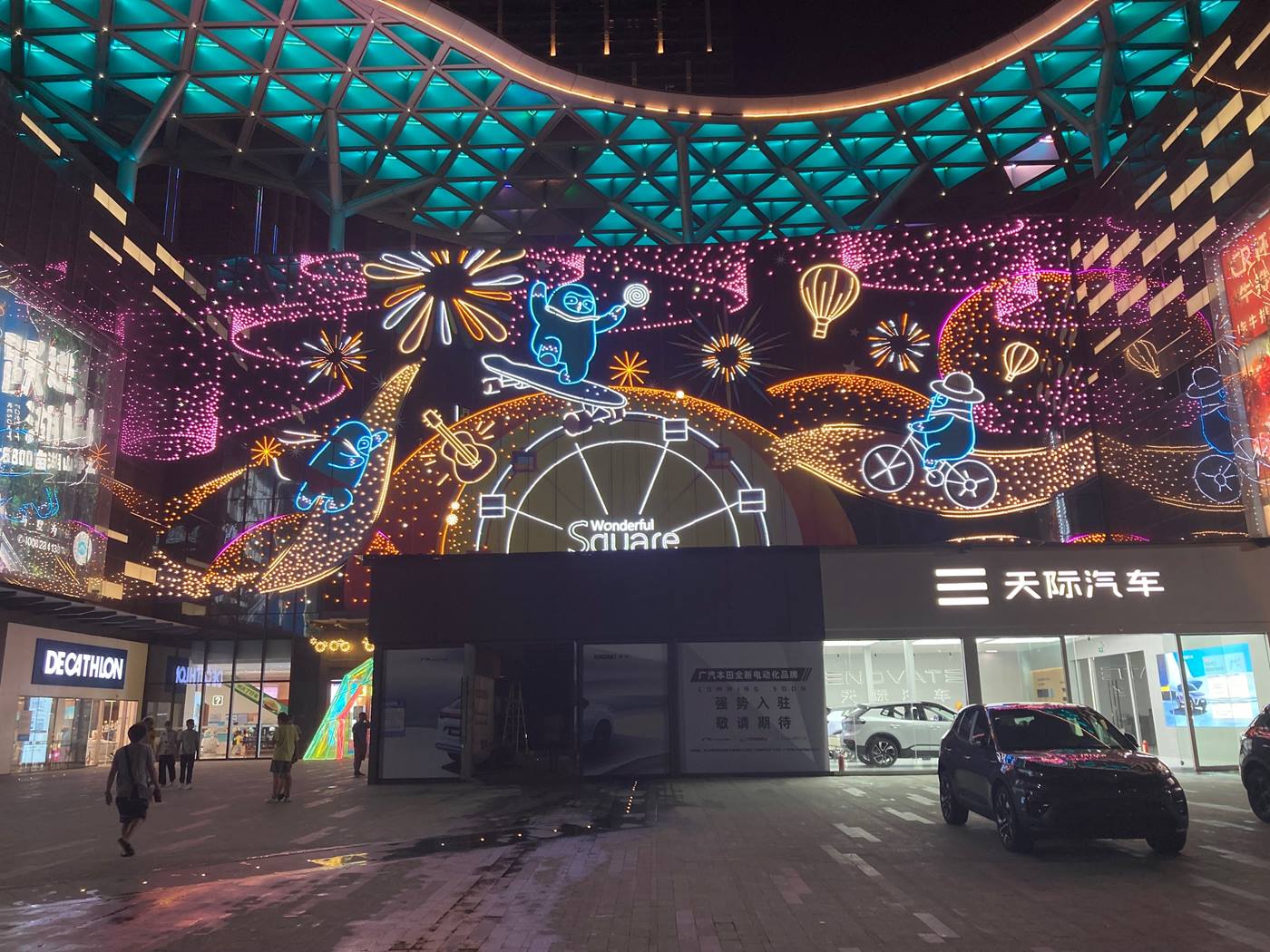 Beleuchtetes Einkaufscenter in der Innenstadt von Shunde