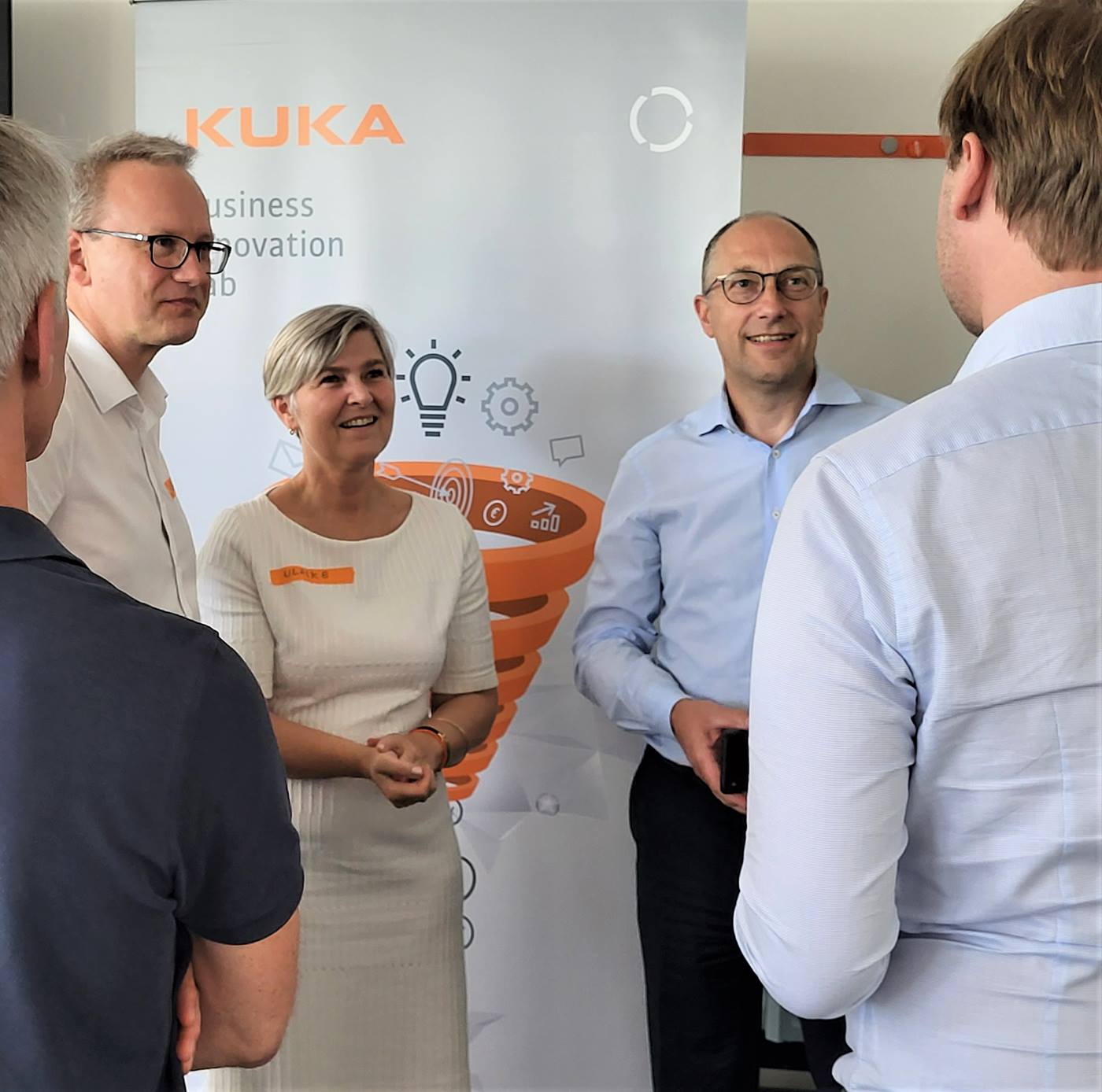 Dr. Ulrike Tagscherer, Chief Innovation Officer bei KUKA und Peter Mohnen, CEO der KUKA AG im Gespräch mit Augsburger Start-ups. 