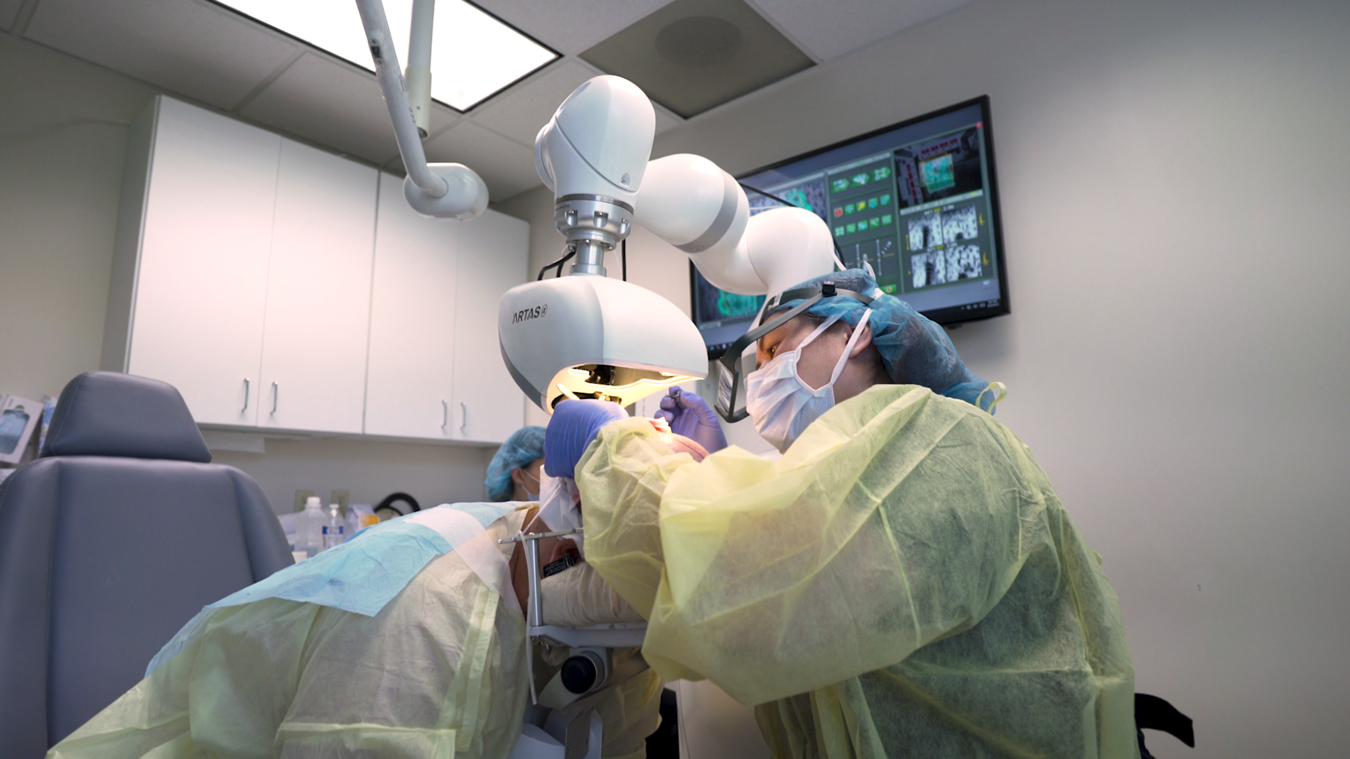 Ein KUKA Leichtbauroboter kommt im System ARTAS iXTM bei einer Haartransplantation zum Einsatz