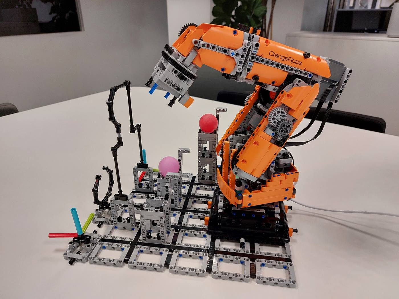 Baustein-Roboter von OrangeApps, der mit der KUKA.Sim 4.x programmiert werden kann