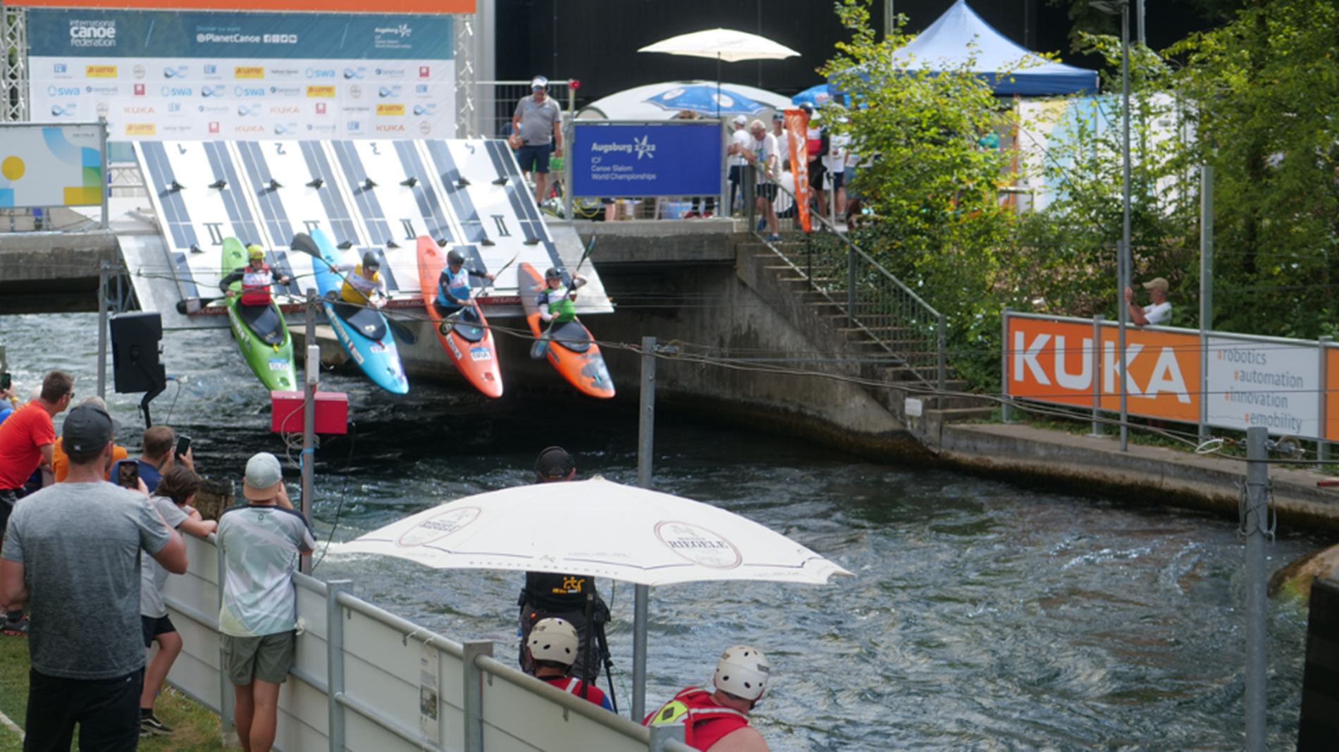 The starting signal for the new discipline: Four canoeists start at Canoe Slalom Extreme, sponsored by KUKA.
