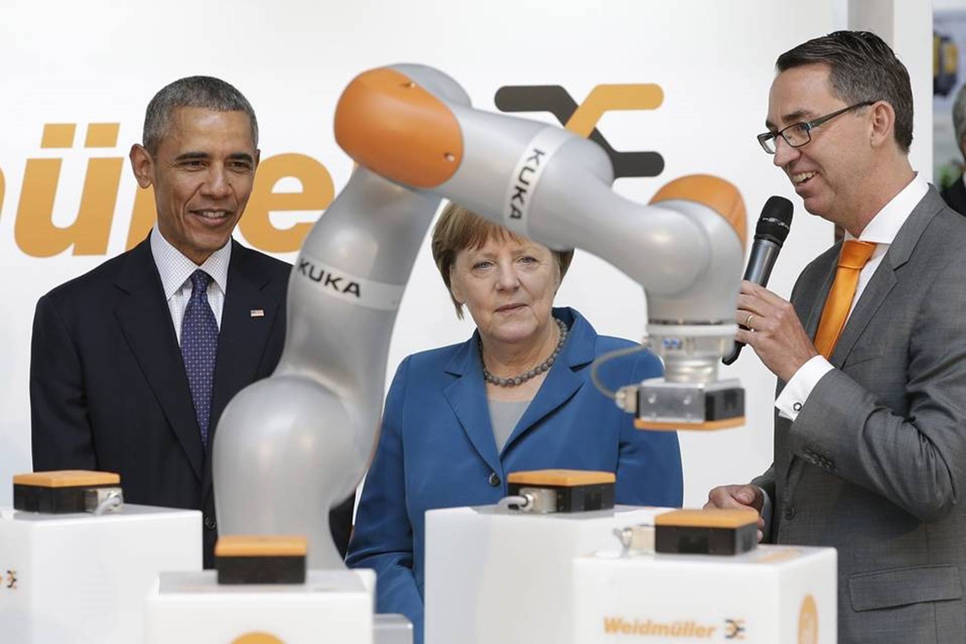 Barack Obama und Angela Merkel besuchen 2016 den KUKA Stand auf der Hannover Messe. 
