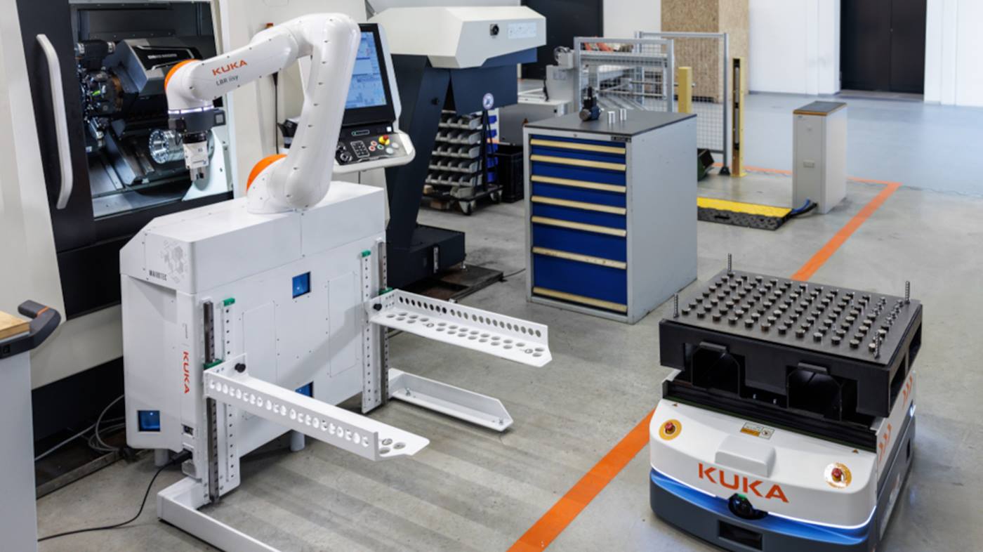 Eine mobile Roboterlösung transportiert Werkstücke zum Cobotsystem, das anschließend die Maschine bestückt.