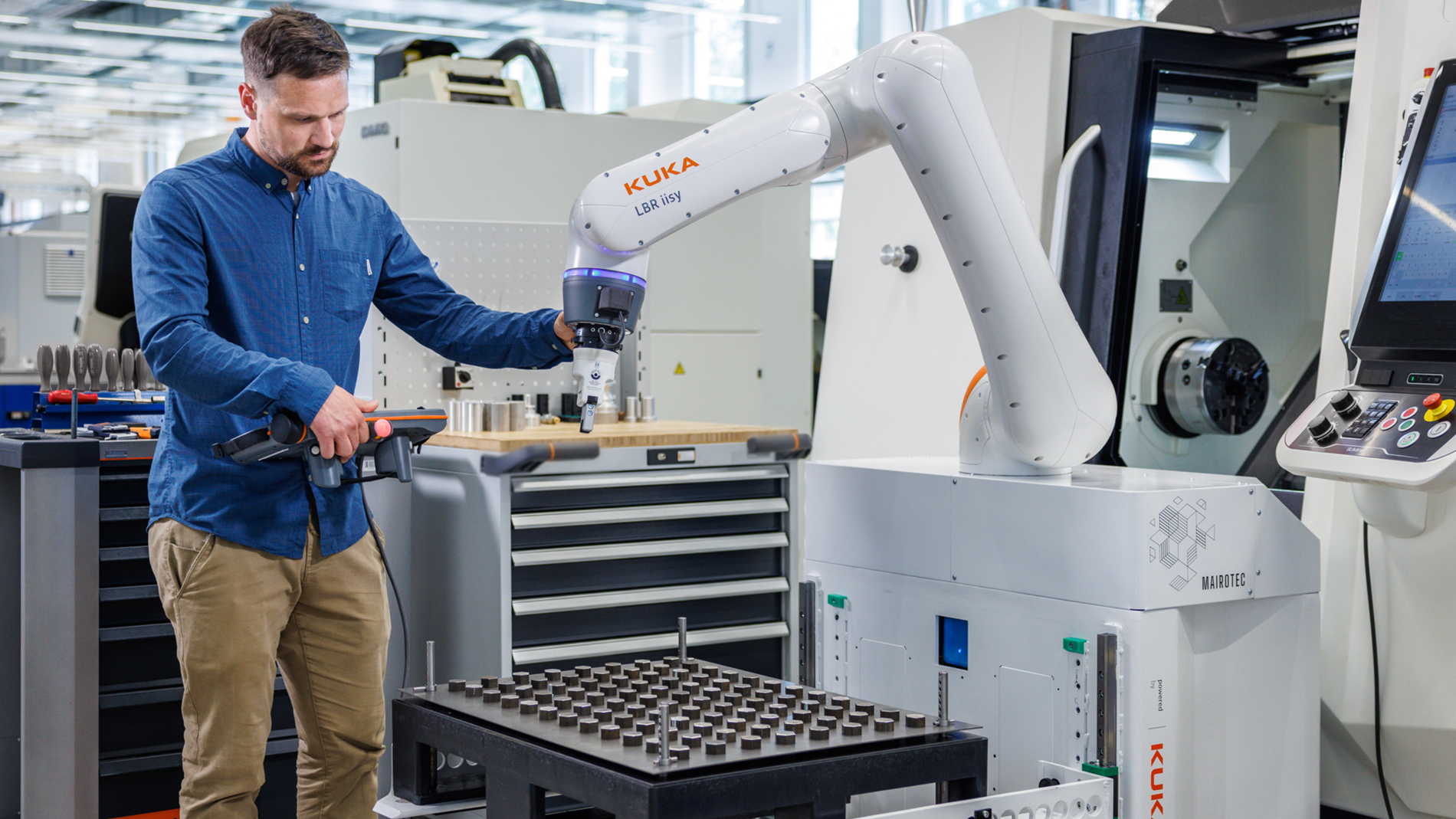 Robotic Machine Loading System Machine loading with cobot | KUKA Germany