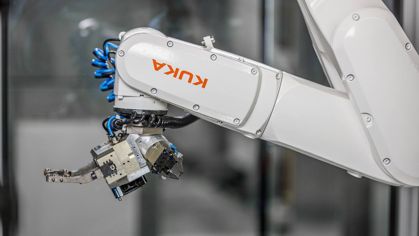Roboterarm mit Greifer zur Maschinenbestückung