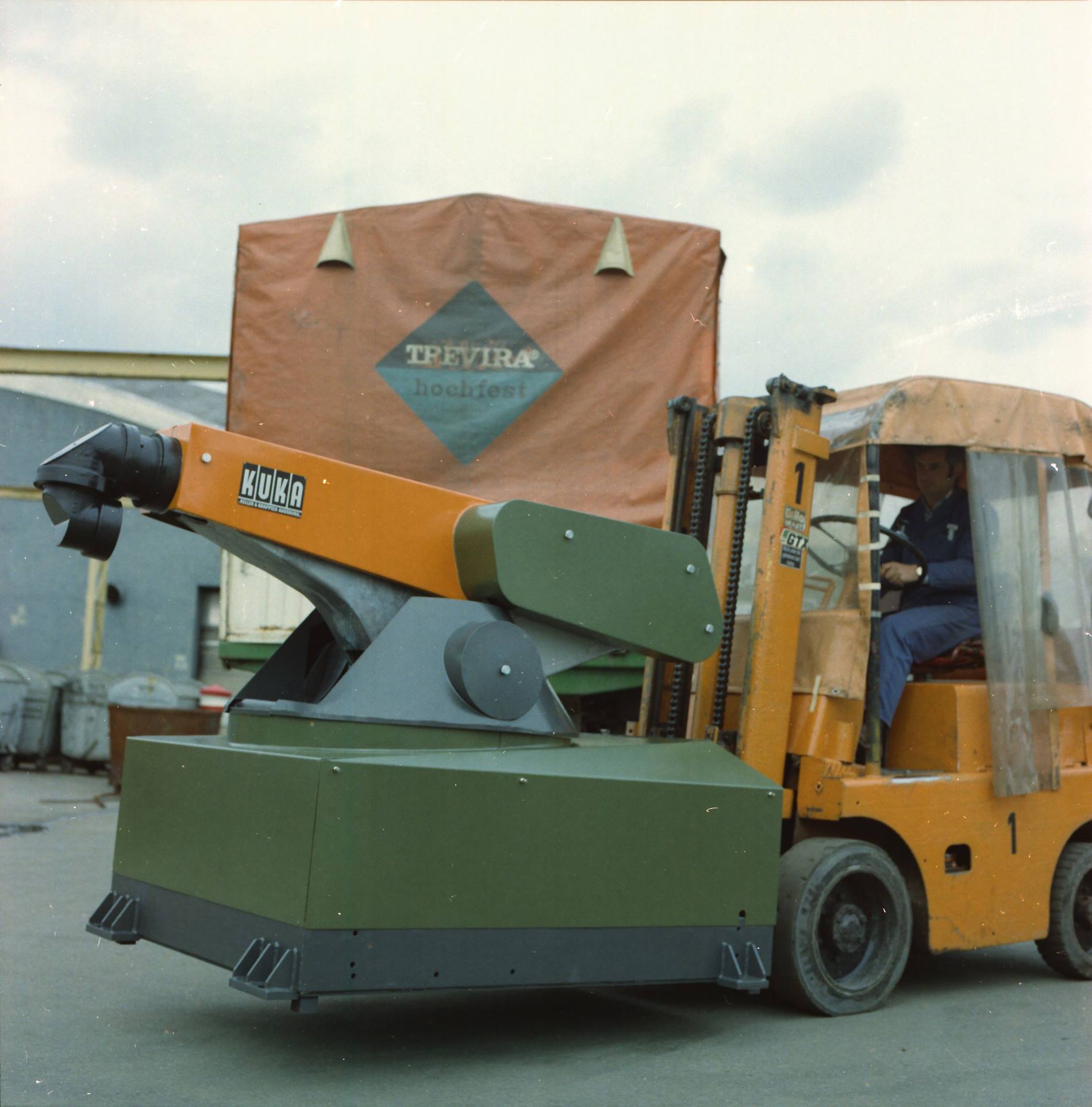 A KUKA robot is loaded at the KUKA site in Augsburg in 1975. 